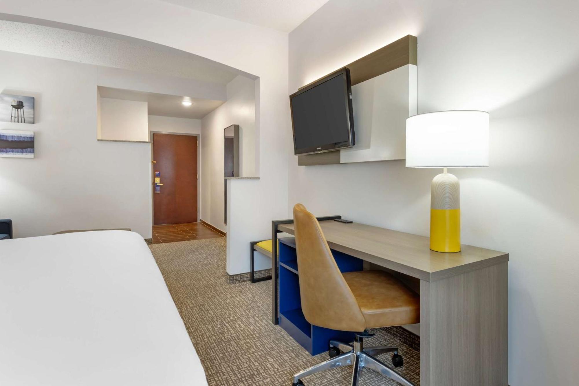 Comfort Suites East Brunswick - South River Exterior foto